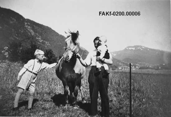 Paul,Kristian og Hans Martin Abelseth fotografert saman med hesten i 1949.  Fotograf: Ukjend Eigar: Åshild Abelseth