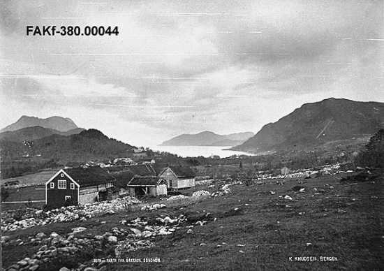 Det gamle klyngetunet på Ner-Lande før utskiftninga i 1896.  Fotograf: Knud Knudsen Eigar: Ørskog Historielag