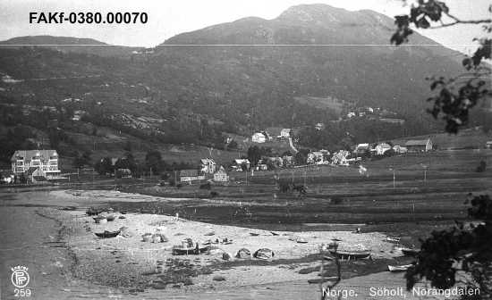 Sjøholt 1905-1910, med fisketørking på Måsøyrane. (Søholt ligg nok ikkje i "Norangdalen")  Fotograf: Oppi Eigar: Ørskog Historielag