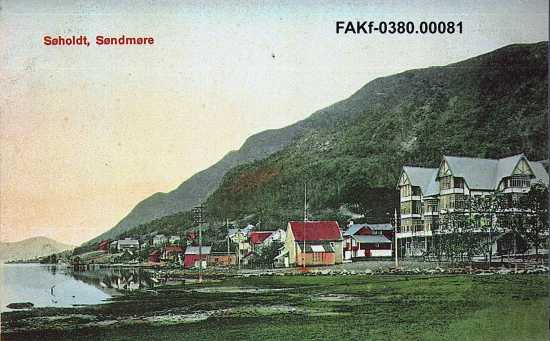 Avfotografert handkolorert postkort med det nye Søholt Hotel. (1901-1910)  Fotograf: Ukjend Eigar: Ørskog Historielag