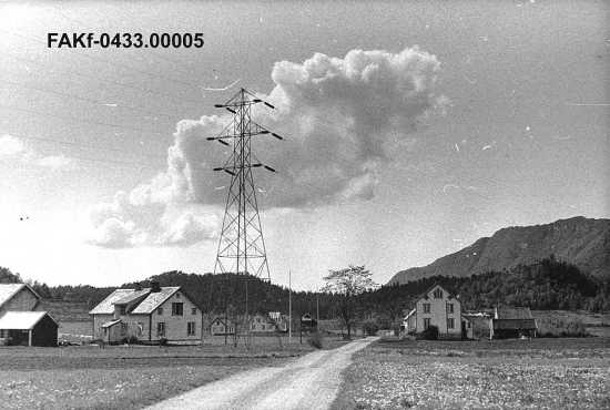 Giskemo (1950-1955). Til venstre: Sersjantgarden, til høgre: huset i Land'Ola-garden.  Fotograf: Karl K. Kleppe Eigar: Kolbjørn Gjære