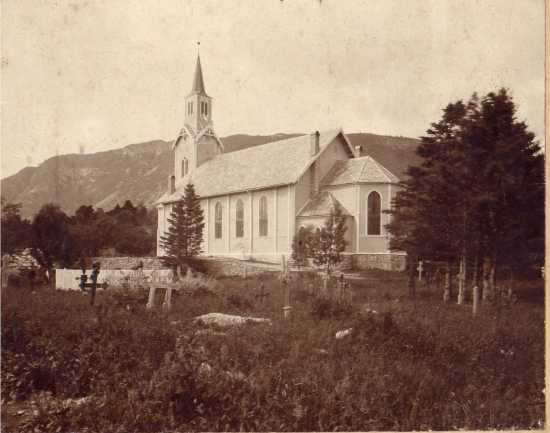 Kyrkja og kyrkjegarden 1900 - 1910.  Fotograf: Jannik Borre, Photogr. Anstalt, Eutin (Tyskland) Eigar: Ørskog Historielag