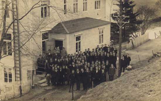 Fotograf: Datering: 1922 Motiv: Elevar og lærarar ved Sunnmøre Fylkesskule. Utgivar: Eigar:Ole Øystein Nybø Merknad: